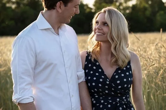 Auch ÖVP-Chef Sebastian Kurz und seine Lebensgefährtin Susanne Thier wurden im Spätherbst Eltern. Am 27. November 2021 kam ihr Sohn Konstantin auf die Welt.