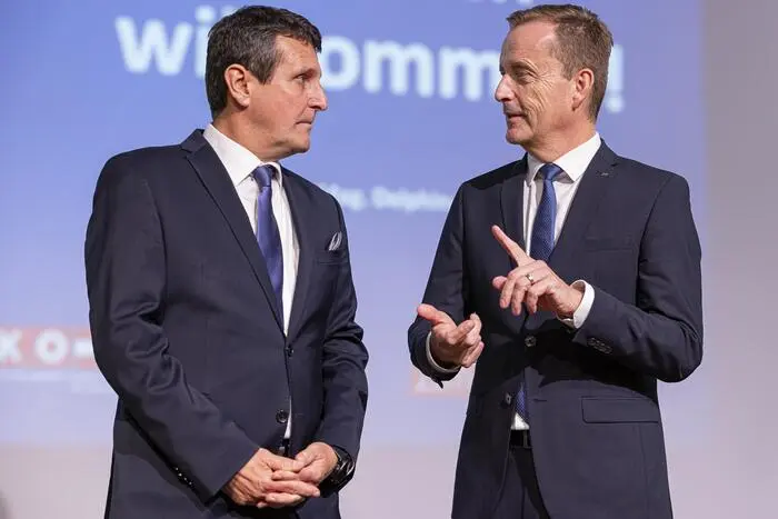 RLB-Vorstandssprecher Manfred Wilhelmer (rechts) und WK-Bezirksstellenobmann Gerhard Oswald