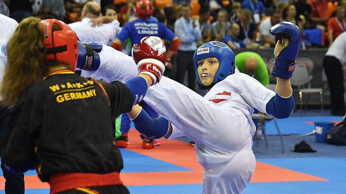 Anesa Trle vom WKC Velden (rechts) im Kampf gegen eine Kickboxerin aus Deutschland	