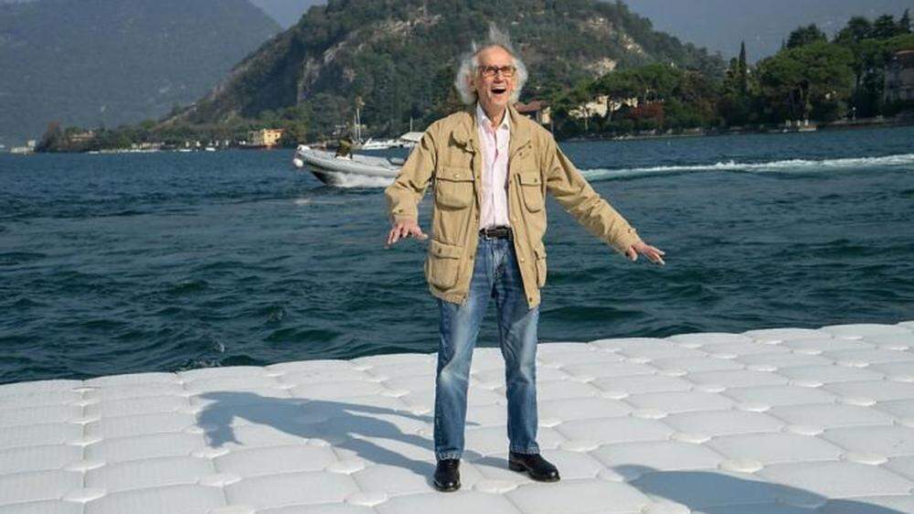 Christo vor dem Iseo-See, über den er Touristen wandeln lässt