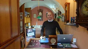 Christian Rohrbecks zwei Arbeitsplätze – der Verkaufstisch und die Werkstatt – sind nur einen Schritt voneinander entfernt.