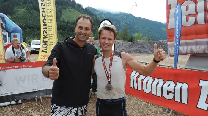 Veranstalter, Rudolf Tischhart, und Erstplatzierter des 16 Kilometer Laufes, Christian Stockner, strahlten im Ziel um die Wette.