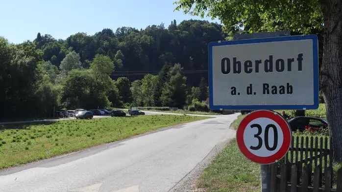 Die Parkplatz-Situation vor der Einstiegsstelle zur Raabklamm in Oberdorf bei Mitterdorf an der Raab erhitzt die Gemüter und ist seit Jahren ein Problem