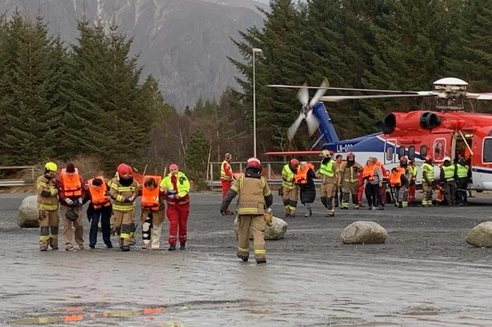 17 der Geretteten wurden in ein Krankenhaus gebracht. Die meisten Passagiere an Bord des Kreuzfahrtschiffes stammen laut Polizei aus Großbritannien und den USA.