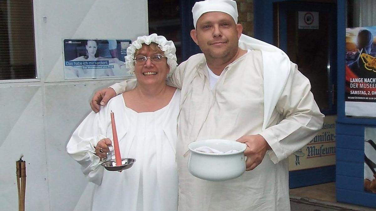 Dorothea Krainer und Bruder Roland Haas bei einer Führung im damaligen Sanitärmuseum in Leibnitz