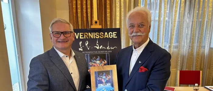 Christian Sander (ein Neffe des Künstlers) und Helmut Sander, der Bruder von Günter R. Sander, präsentieren das druckfrische Buch, das bei der Vernissage am 23. Oktober vorgestellt wird