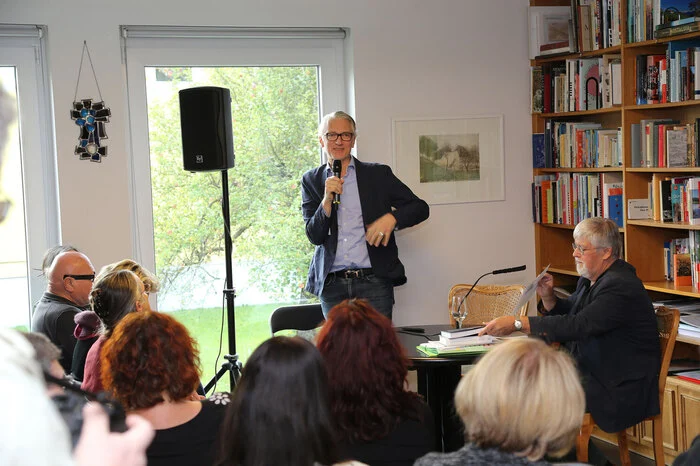 Wieder gelang es ihr, den Bachmann-Preis Moderator Dr. Christian Ankowitsch für ihr Lesefest für die Gesprächsrunden mit den Literaten zu gewinnen.