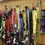 Verschiedene Skier aufgereiht | Skier, Snowboards und viele weitere gebrauchte Wintersportartikel wird es bald im KUSS Wolfsberg zu erstehen geben