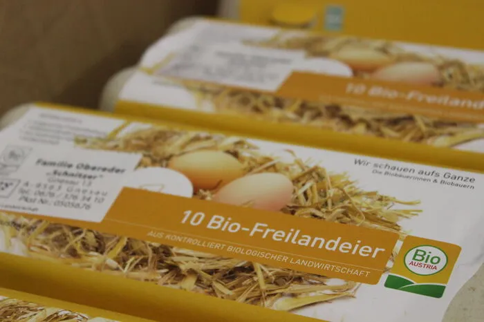 Die Eier werden am Hof verpackt und ausgeliefert