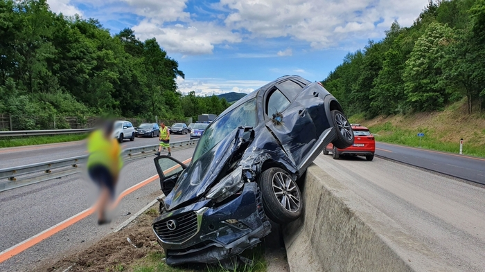Zwei Autos krachten am Freitagnachmittag auf der A2 im Wechselabschnitt zusammen - beide wurden über die Mittelleitwand geschleudert.