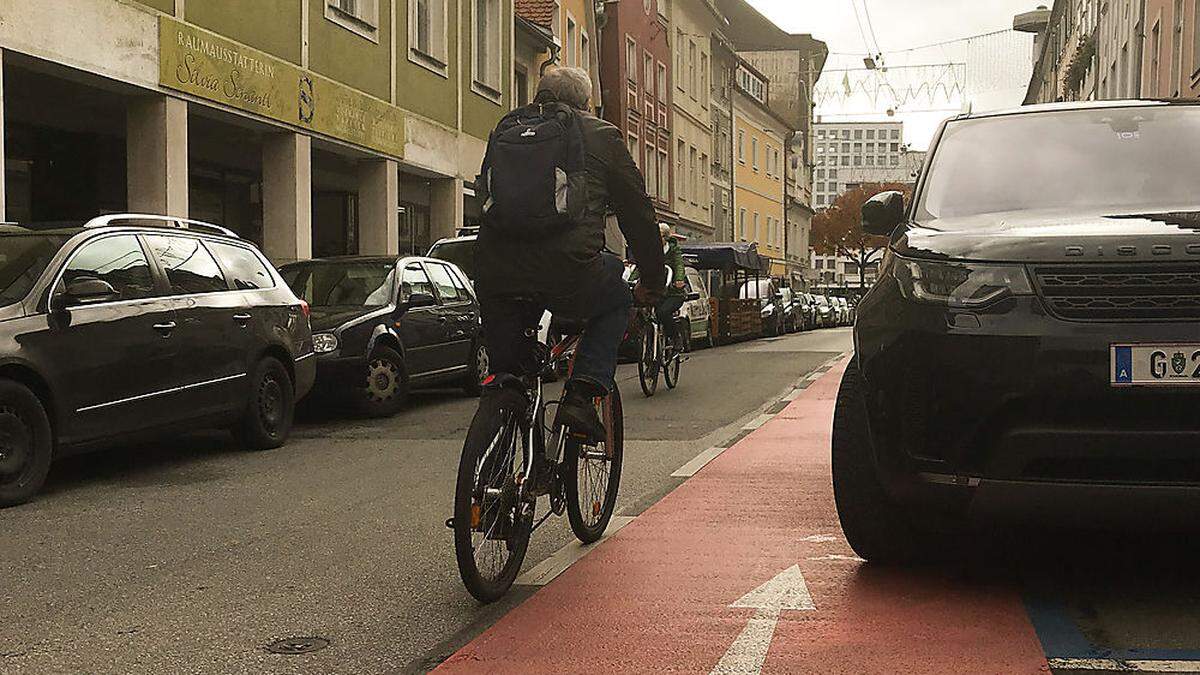 Die Autos werden immer breiter - und ragen nicht selten weit in die Straße oder den Fahrradweg hinein