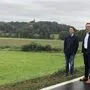 Riegersburgs Burgherr Prinz Emanuel von und zu Liechtenstein (re.) und der Riegersburger Bürgermeister Manfred Reisenhofer vor dem Areal nahe dem Seebad, wo der Campingplatz geplant ist.
