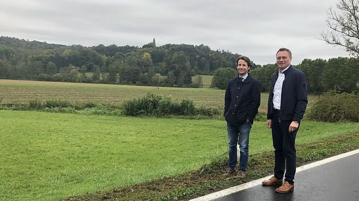 Riegersburgs Burgherr Prinz Emanuel von und zu Liechtenstein (re.) und der Riegersburger Bürgermeister Manfred Reisenhofer vor dem Areal nahe dem Seebad, wo der Campingplatz geplant ist.