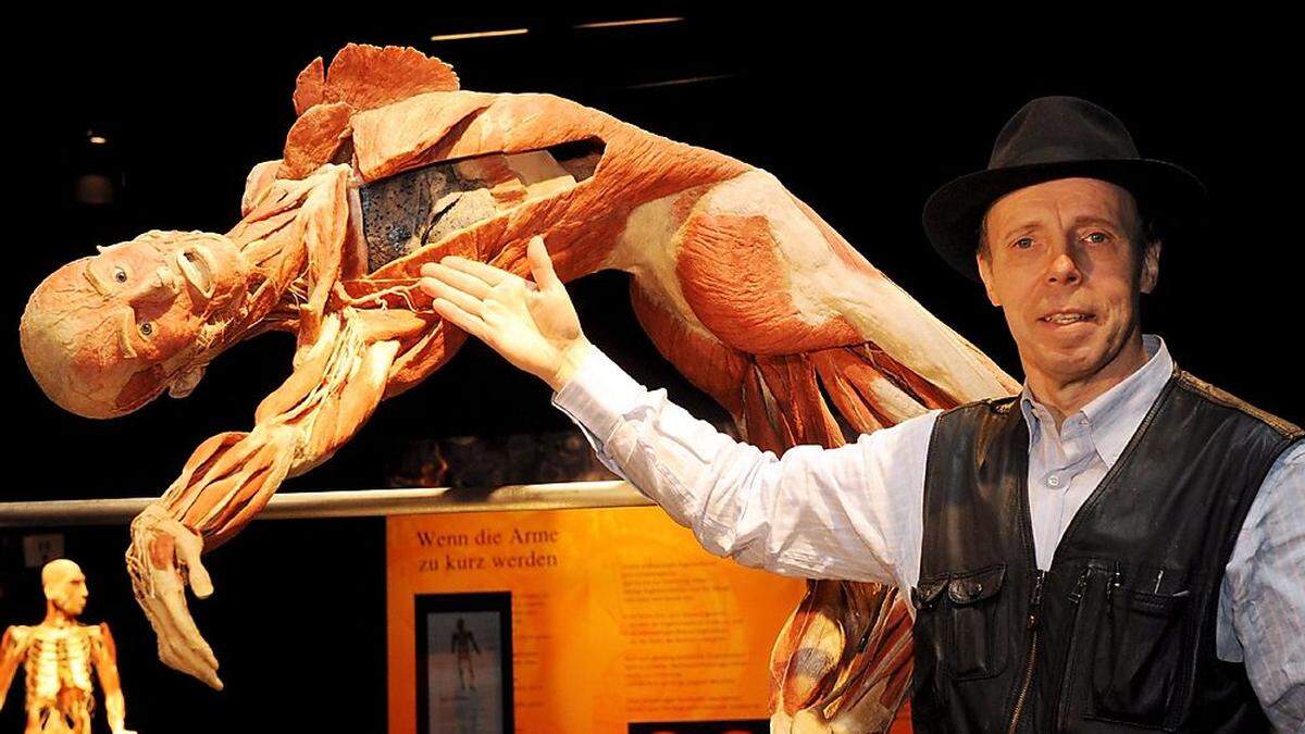 Gunther von Hagens mit einem seiner Plastinate