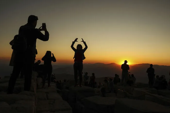 Man sollte diese magische Stätte am besten bei Sonnenaufgang oder Sonnenuntergang besuchen, denn dann erscheinen die Figuren besonders eindrucksvoll.