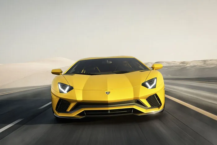 Der 6,5-Liter-Saugmotor mit zwölf Zylindern leistet in der S-Version 40 PS mehr – also 740 – und liefert ein maximales Drehmoment von 690 Newtonmetern. Das Trockengewicht von nur 1575 Kilo bedeutet ein Leistungsgewicht von 2,13 kg/PS. In 2,3 Sekunden stürmt der Aventador S von 0 auf 100 km/h, die Höchstgeschwindigkeit beträgt 350 km/h. Gut, dass Carbon-Keramik-Bremsen zur Standardausrüstung gehören.