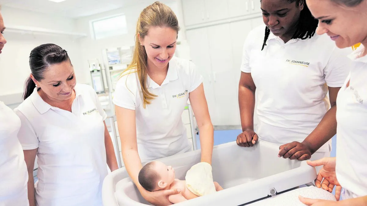 Studierende von "Gesundheits- und Krankenpflege" der FH JOANNEUM üben die Wundversorgung