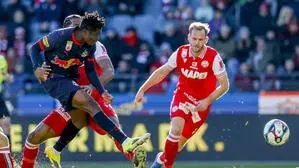 Martin Kreuzriegler (rechts) erlitt gegen Salzburg eine Muskelverletzung