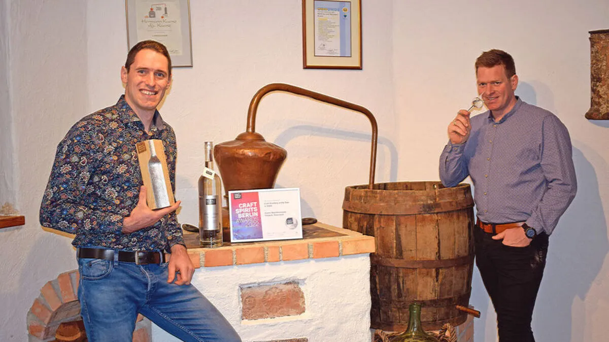 Gold für den Kuenzhof: Florian Kuenz und Johannes Kuenz (von links nach rechts) sind stolz auf die internationale Auszeichnung