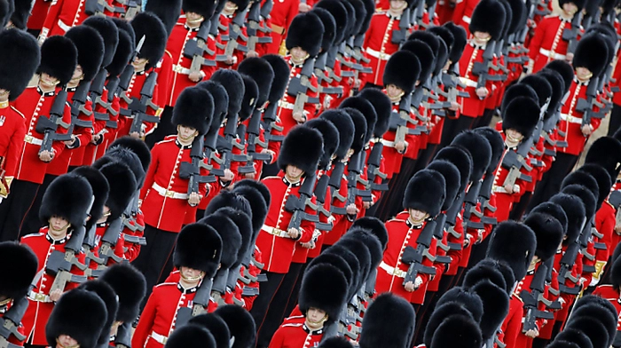Die Bärenfellmützen des britischen Militärs sind ein beliebtes Fotomotiv bei Touristen