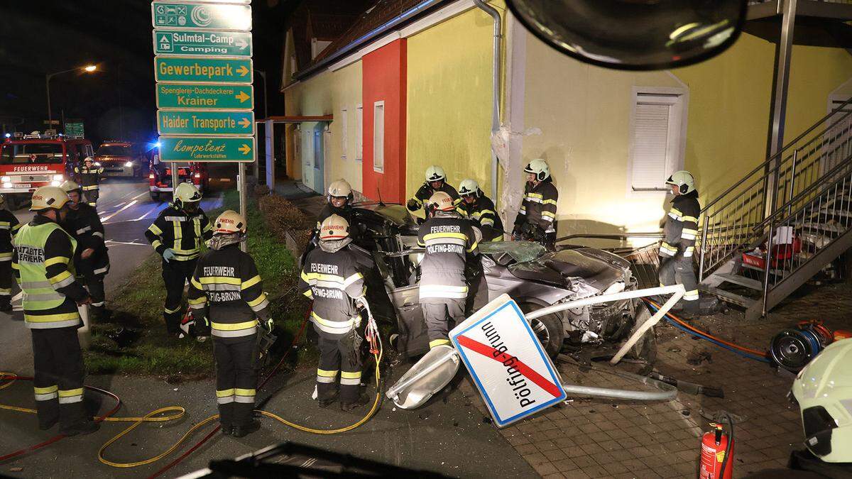 Insgesamt waren 32 Einsatzkräfte der Feuerwehren Pölfing-Brunn und Wies im Einsatz