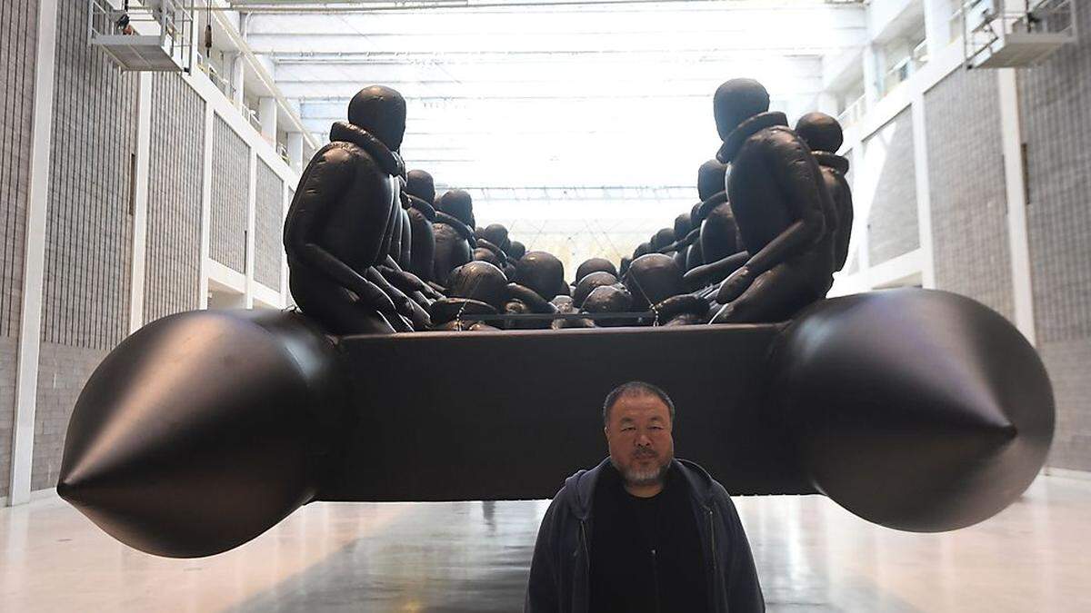 Ai Weiwei vor dem &quot;Schlauchboot&quot;