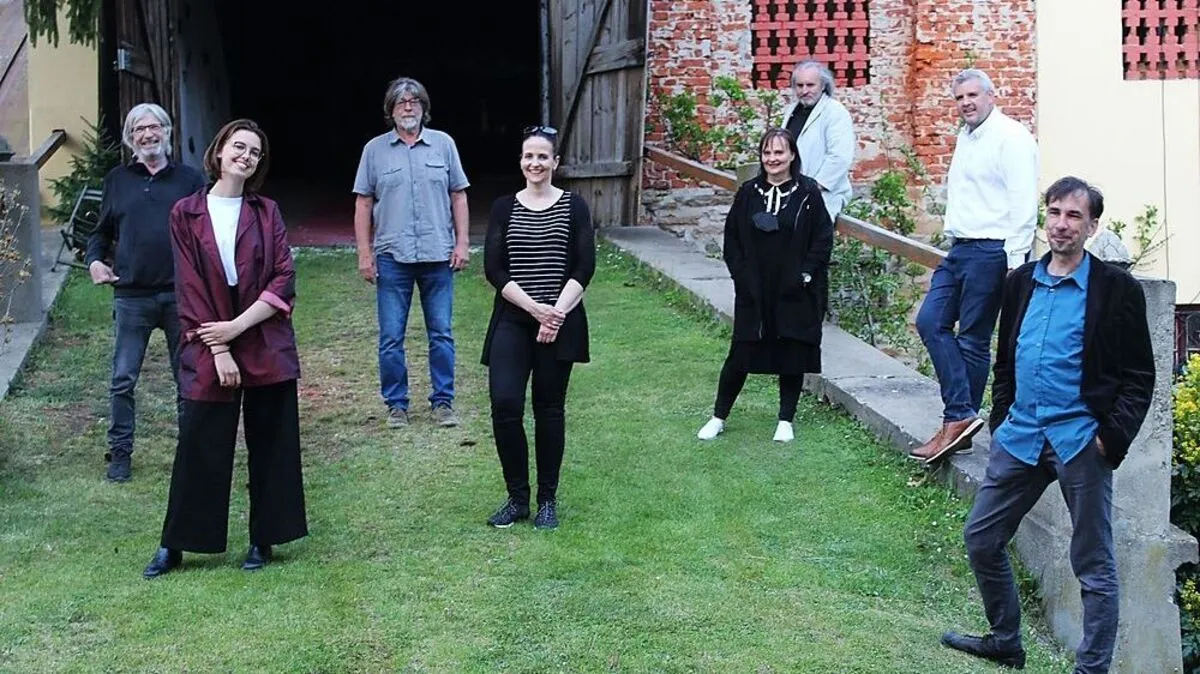 Von links: Andreas Radeschnig (Container25), Alina Volk (Projektleitung/Container25), Bernhard Teferle (StadtMacher), Kulturstadträtin Michaela Lintscher, Karin Rupacher (Kuratorin/StadtMacher), Manfred Mörth (Kurator/Galerie II), Bürgermeister Hannes Primus, Christof Volk (Container25)