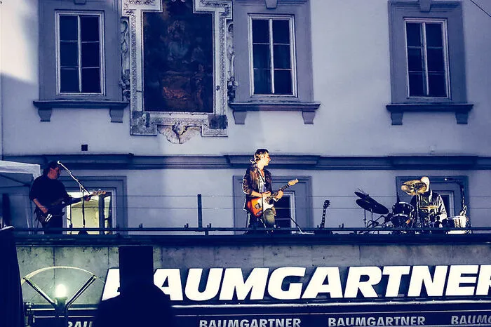 Der wohl größte Lendwirbel-Gig: The Base am Dach vom Schuhgeschäft Baumgartner...