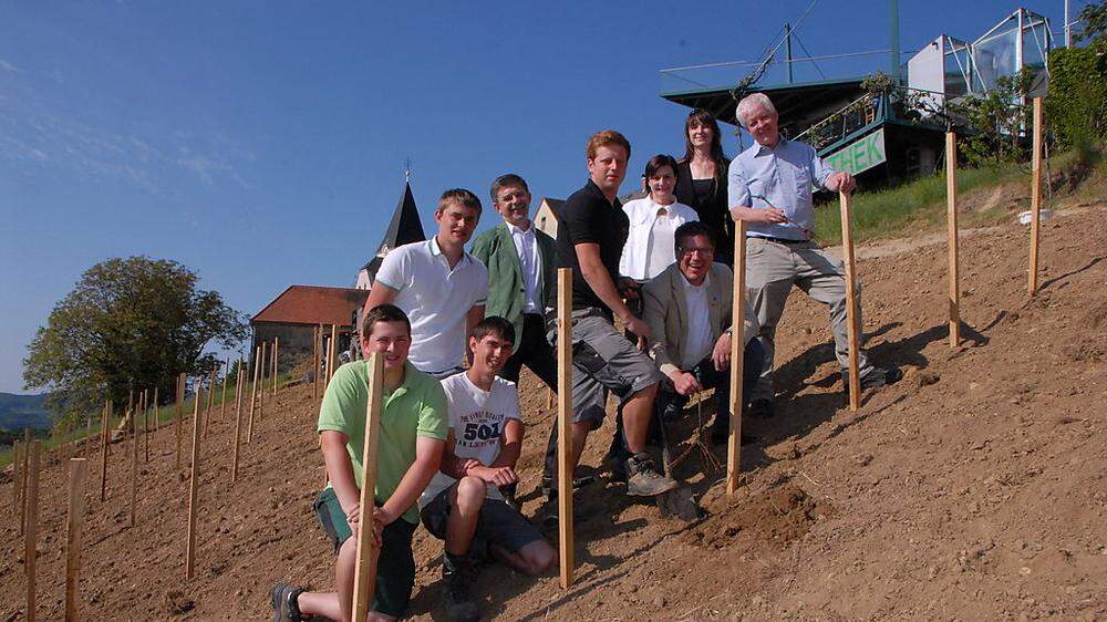 Die ersten Weinstöcke werden ausgepflanzt. Bürgermeister Johann Weidinger mit Projektpartner Alois Ulrich, Jungwinzern und den Landschaftsplanerinnen.