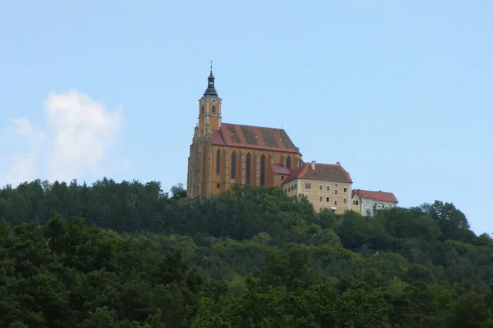 In Pöllauberg sorgt ein Neubau für Wirbel. Gegner sehen die Sichtachse auf die Kirche gefährdet. Die Raumplanung relativiert.