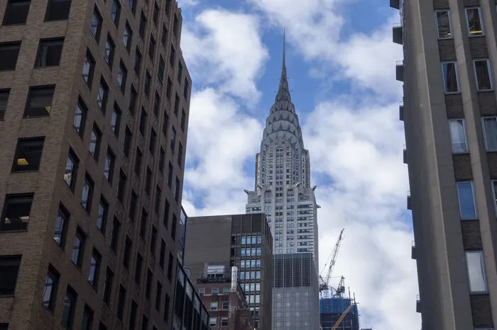 Auftraggeber war Walter Percy Chrysler, der es ursprünglich für die Chrysler Corporation zwischen 1928 und 1930 bauen ließ. Der Firmengründer entschied sich aber dafür, das Gebäude privat zu finanzieren, um es in Familienbesitz zu halten. 