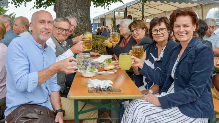Die Kulturgemeinschaft Forst mit Obfrau Daniela Schönhart und der ÖKB Forst mit Obmann Johann Griengl luden gemeinsam zum traditionellen Lindenfest nach Forst. Die Heilige Messe, zelebrierte Pfarrer Andreas Stronski. Danach wurde auf dem Platz unter der Dorflinde gefeiert. Die „5 Obersteirer“ sorgten für beste Stimmung, die Kinder konnten sich in der Hüpfburg austoben, für „Scharfschützen“ gab es einen Schießstand und für die überaus vielen Besucher war für Speis und Trank bestens gesorgt. 
