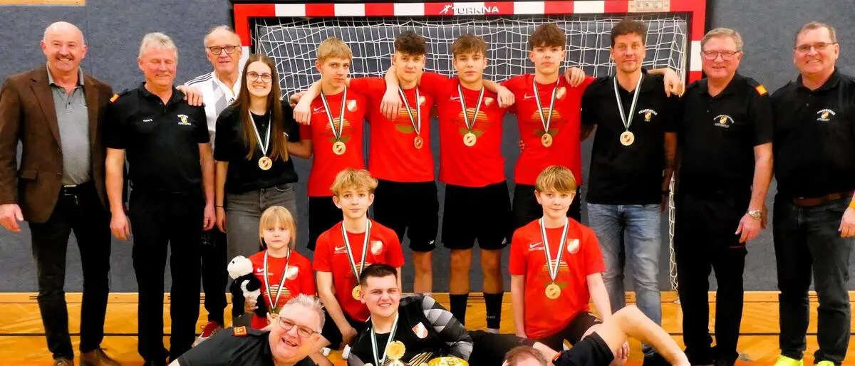 Die Jugendfeuerwehr Jobst gewann das heurige Fußballturnier und bekam den Wanderpokal überreicht