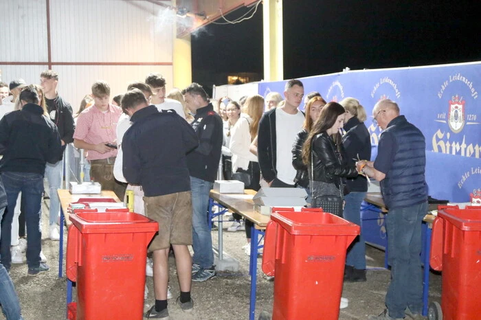 Und es waren an die 2000 Nachtschwärmer, die sich am Samstagabend Richtung Festgelände aufgemacht hatten. 