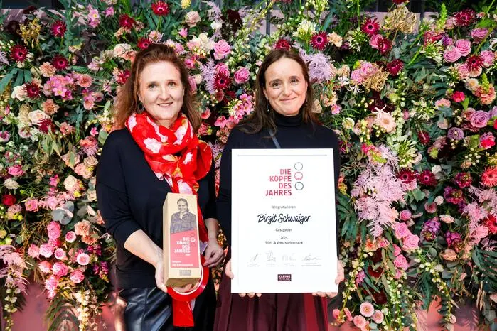 Kategorie Gastgeber: Birgit Schwaiger mit Sponsorenvertreter Susanne Haubenhofer (Geschäftsführerin Erlebnisregion Graz)