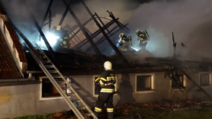 Ein Wirtschaftsgebäude in Puch bei Paldau wurde in der Nacht auf Samstag Raub der Flammen.