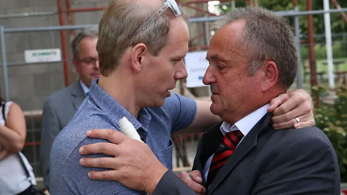 Andreas Sucher, Geschäftsführer der SPÖ, gratuliert Josef Klausner