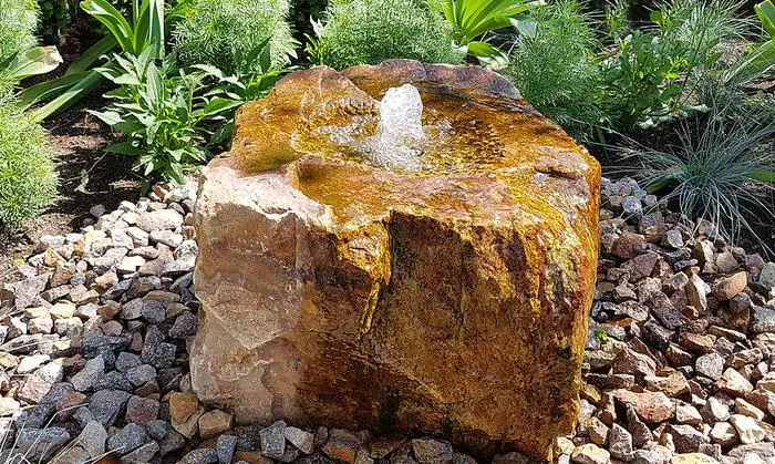 Sprudelt munter vor sich hin: Quellstein