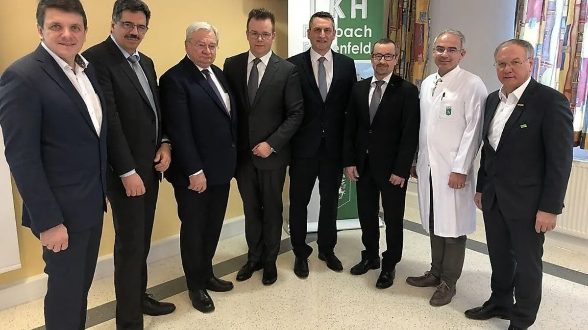 Der Kages- Vorstand, Klinikleitung, sowie die Bürgermeister Franz Jost (li.) und Josef Ober (re.) gratulierten.