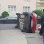 Ein umgekipptes Auto | Der Wagen kippte um, der Lenker wurde leicht verletzt.