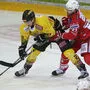 KAC-Stürmer Thomas Hundertpfund bedrängt Caps-Spieler Ty Loney
