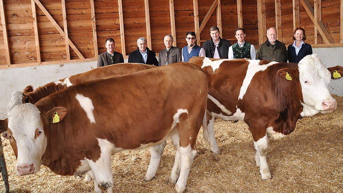 Christian Pongratz, Johann Muggi, Herbert Brunner, Josua Alisch, Gerald Wutscher und Eduard Drescher (LFS), Bezirksjägermeister Johann Waich und Martina Graf-Weber von der Landwirtschaftskammer Wolfsberg (von links)