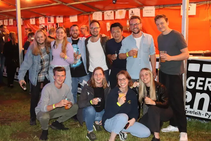 Diese Gruppe nutzte das Zeltfest für ihre Geburtstagsparty.