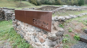 Schild mit der Aufschrift Forum in der Römerstadt Aguntum | Das Händlerforum in der einzigen Römerstadt Tirols wurde feierlich eröffnet und der Öffentlichkeit freigegeben