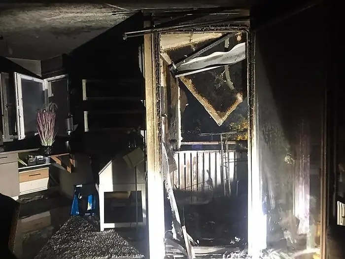 Der Balkon brannte völlig aus