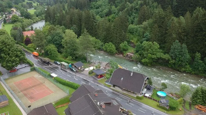 Die Perau-Brücke befindet sich neben der Bushaltestelle in Trebesing-Bad.