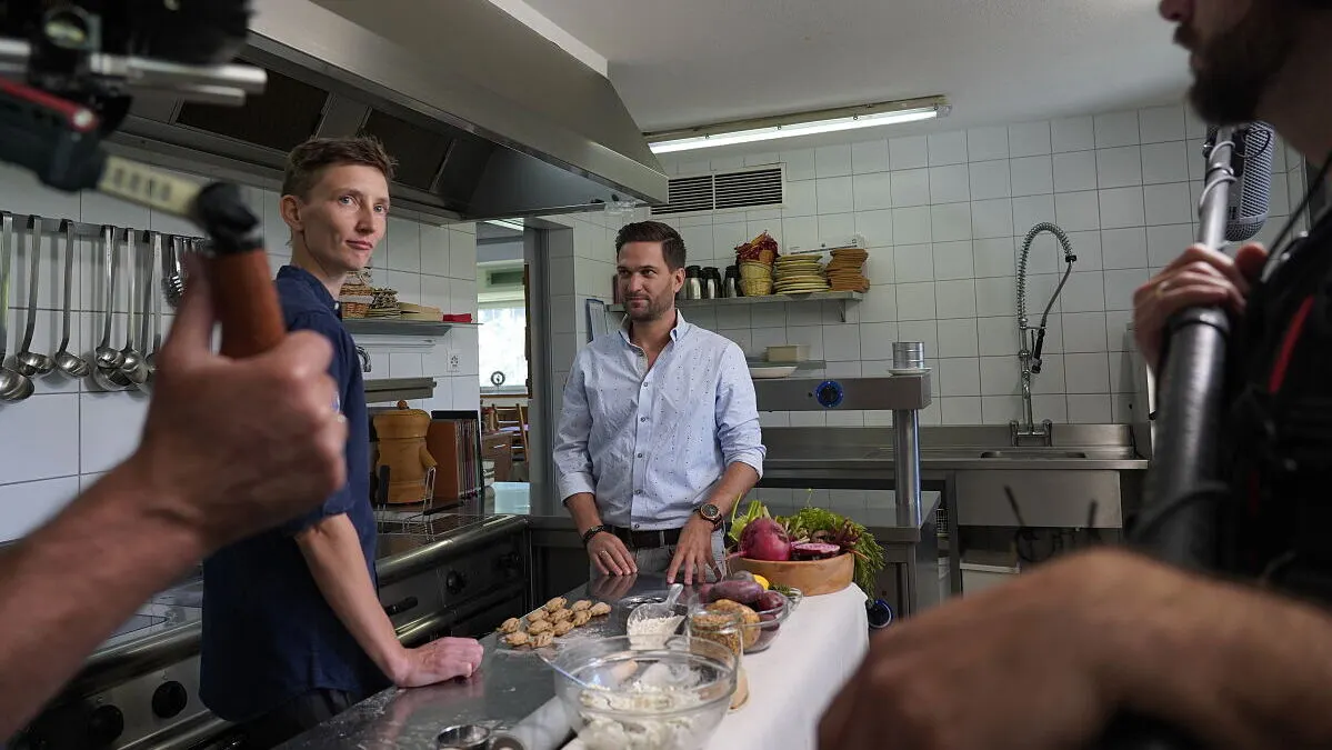 Dreharbeiten in der Küche vom Gasthaus Glocknerblick | In der Küche vom Gasthaus Glocknerblick, Richard Deutinger und Theresa Rogl in Vorbereitung auf den Dreh der Zubereitung eines Gerichtes