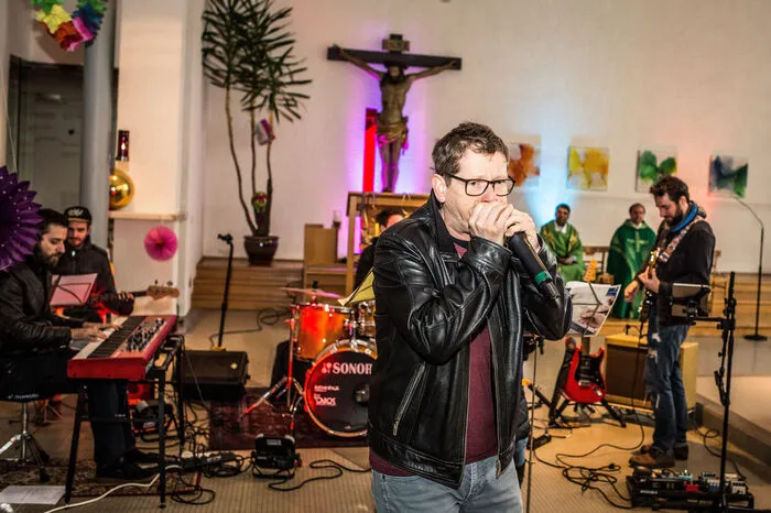 Deibler singt und spielt die Blues-Harp. "Die Rockmesse ist ein Beitrag zur Verjüngung der Kirche", sagt der gebürtige Wiener, der in seiner Jugendzeit Rockmusiker werden wollte.