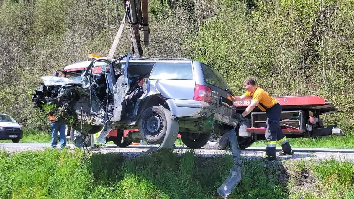 Das Auto des tschechischen Paares stürzte über die Böschung.