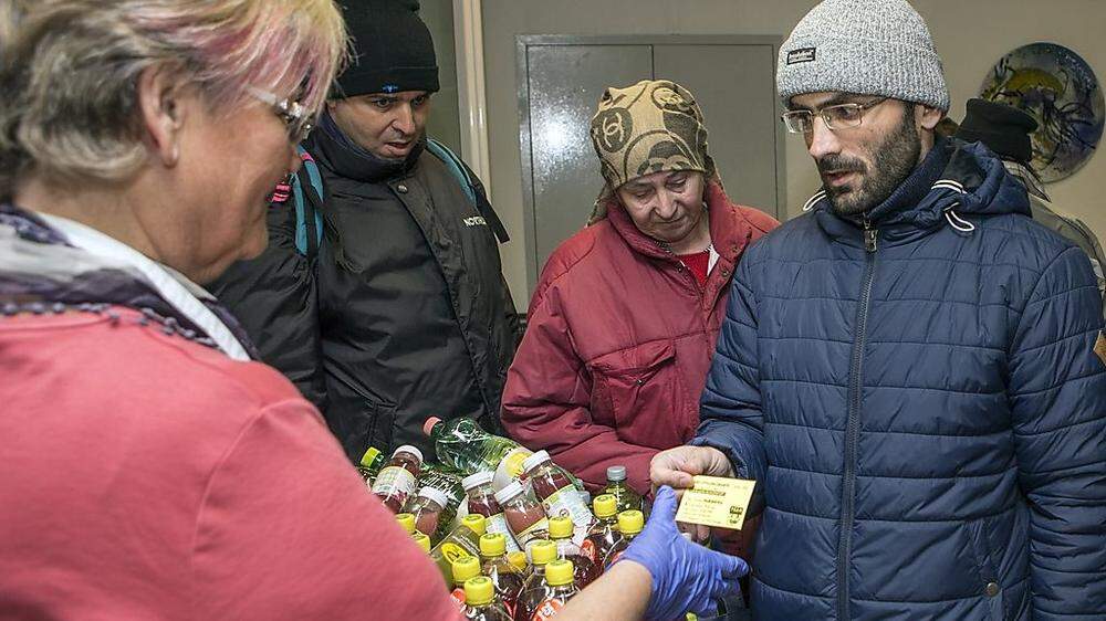 Menschen in Not in Klagenfurt, vom Roten Kreuz mit Lebensmitteln versorgt